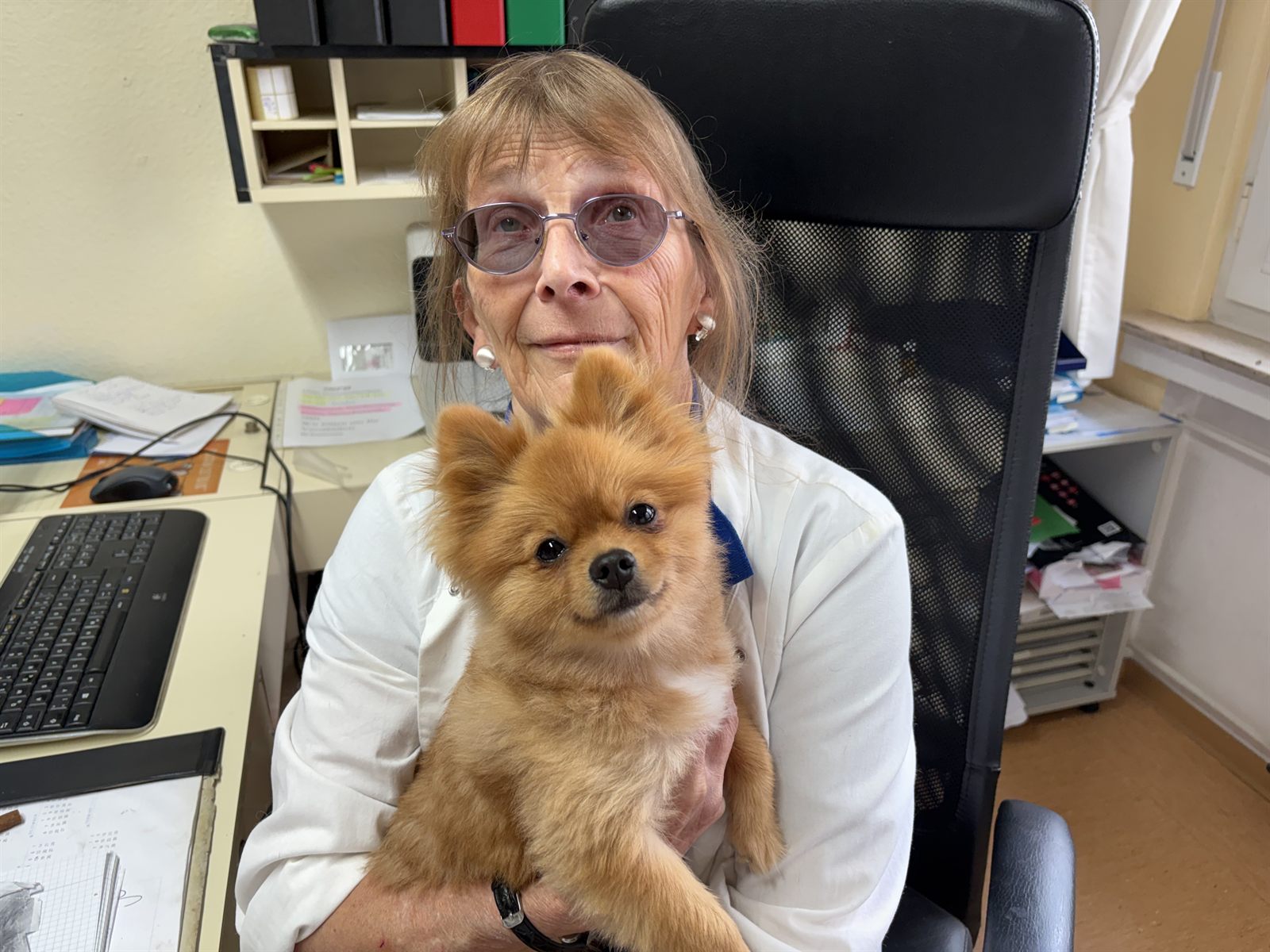 Diana Dickhäuser mit einem Hund in der Tierarztpraxis