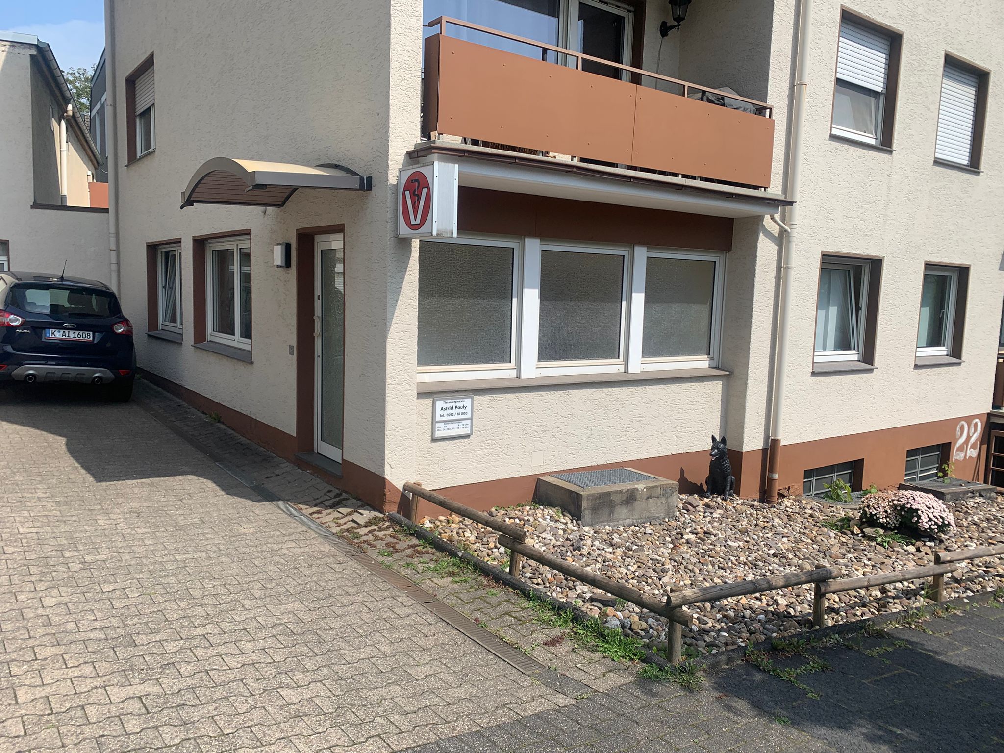 Eingang der Tierarztpraxis Pauly in Solingen